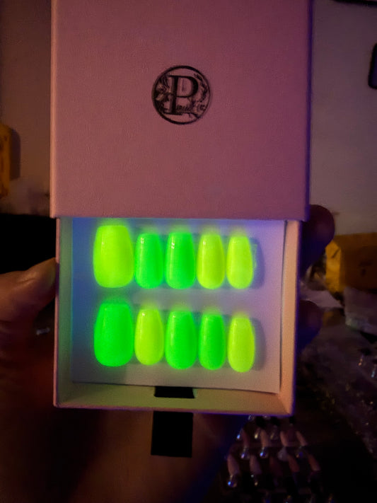 Neon aftershock Glow in the dark & black light effect