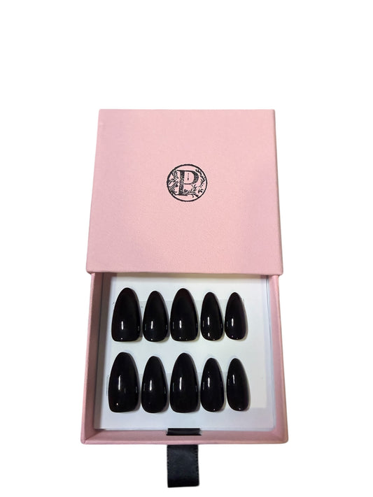 Polished press ons Luxury handmade press-on nails crafted with premium gel for a flawless, lightweight, reusable manicure — in minutes,
No acrylics • No harsh chemicals