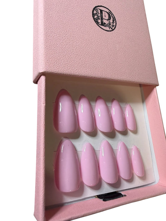 Polished press ons Luxury handmade press-on nails crafted with premium gel for a flawless, lightweight, reusable manicure — in minutes,
No acrylics • No harsh chemicals
